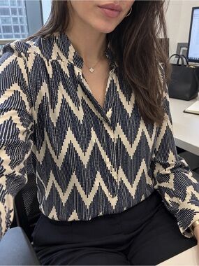 Anthropologie brand Chevron 100% silk V-Neck Blouse - Navy & Cream zigzag ikat M